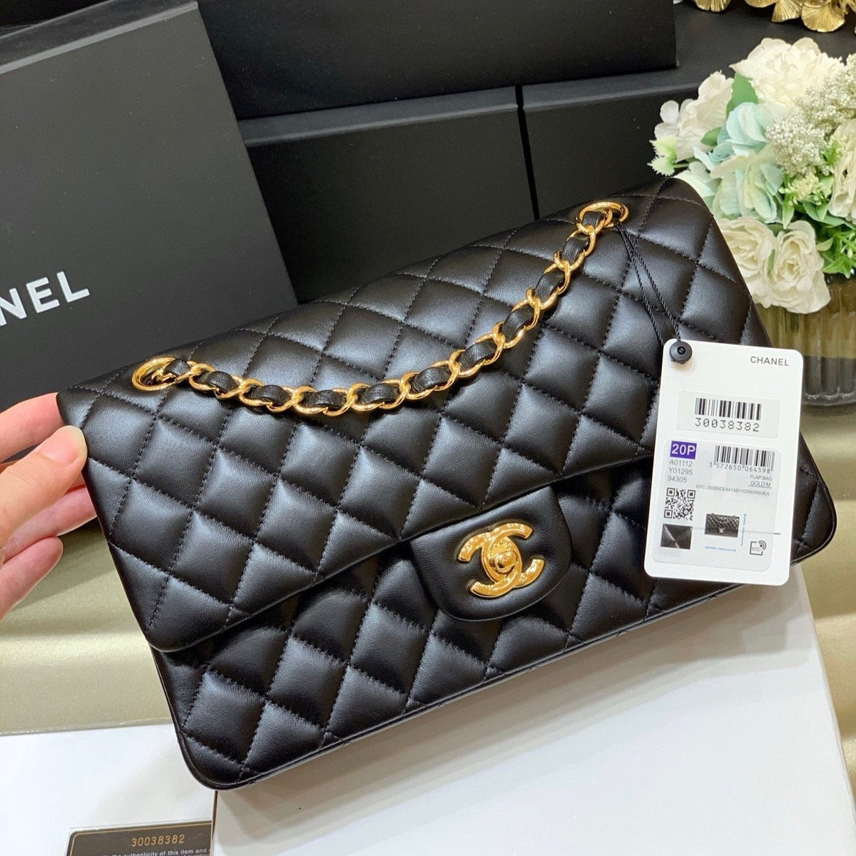 CLASSIC FLAP 25 BLACK LAMBSKIN YELLOW GOLD HARDWARE