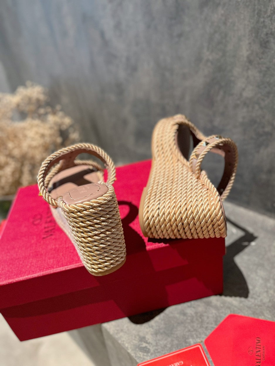 ROCKSTUD LAMINATED NAPPA WEDGE SANDAL 100 MM ROSE BROWN