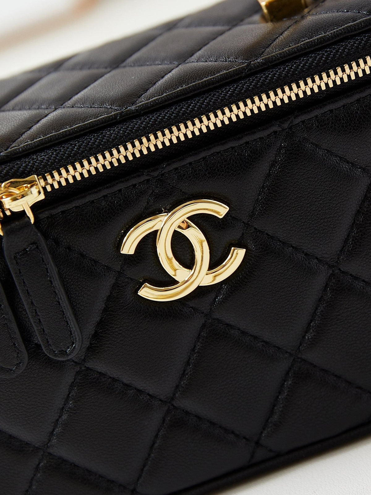 24a vanity 17cm black lambskin gold hardware