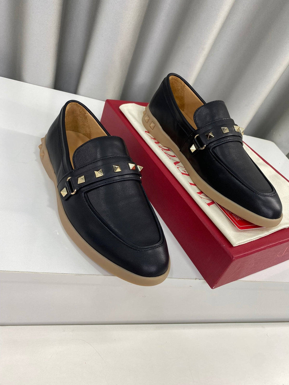 LEISURE FLOWS SPLIT LOAFER IN BLACK CALFSKIN