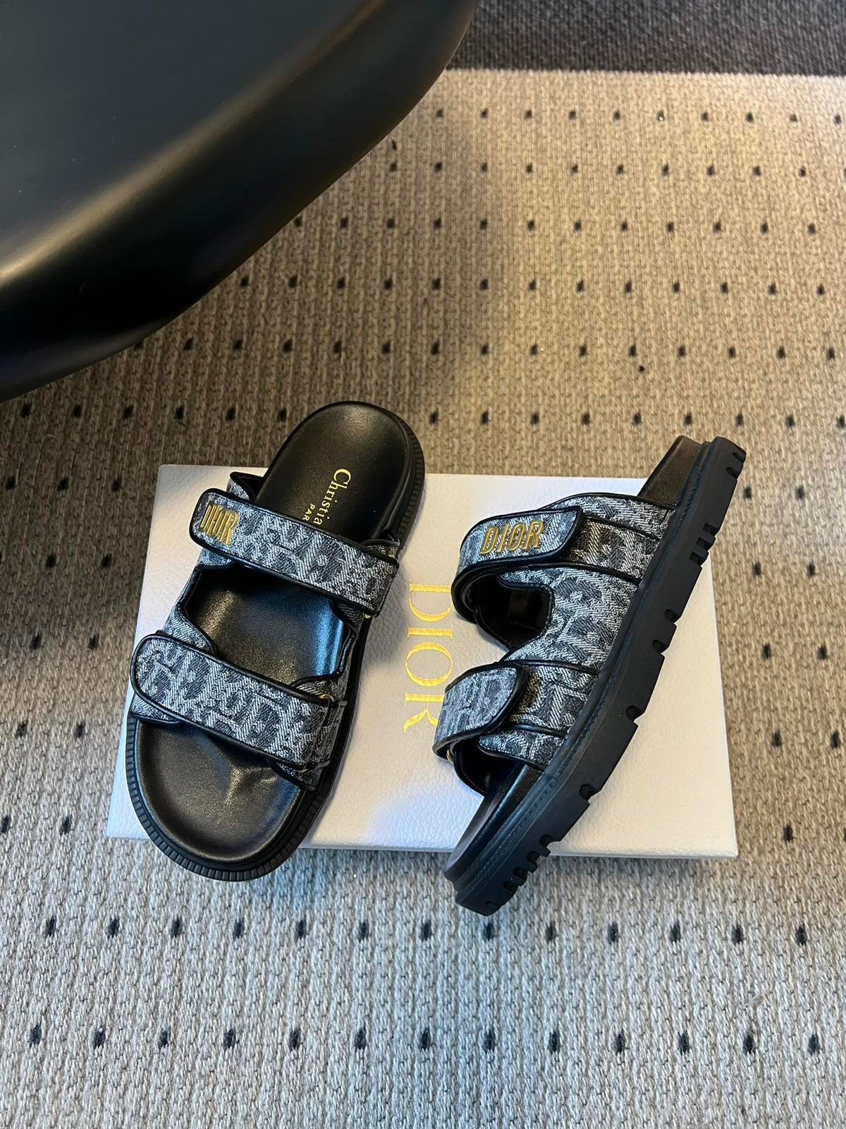 CD 26 Flat Slippers Black Blue Sheepskin Embroidered Fabric 621802