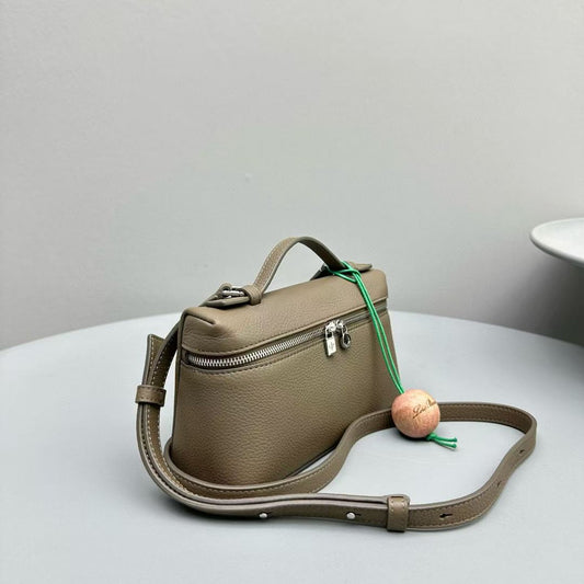 Loro Extra Pocket L19cm Warm Mastic Grained Calfskin