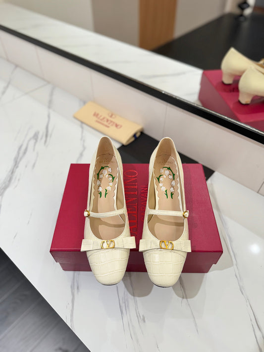 VT 25 Vlogo Signature White Pumps Cowhide