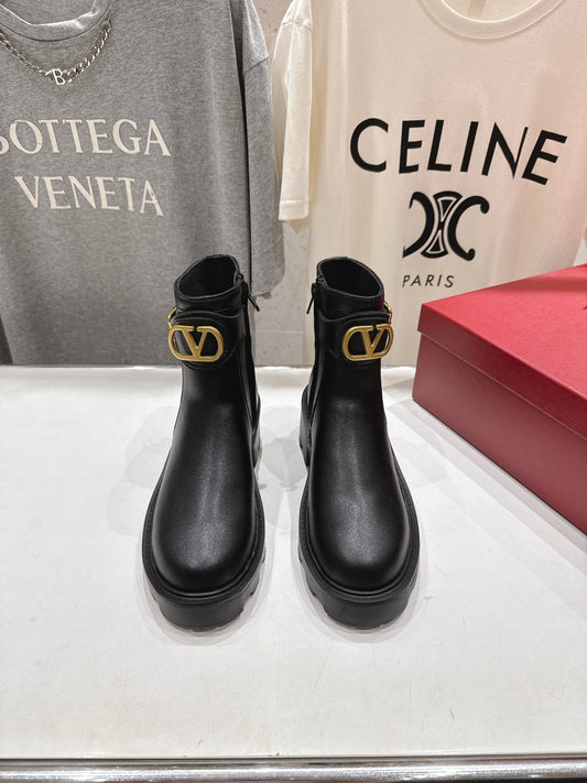 VT short boots black calfskin 174437