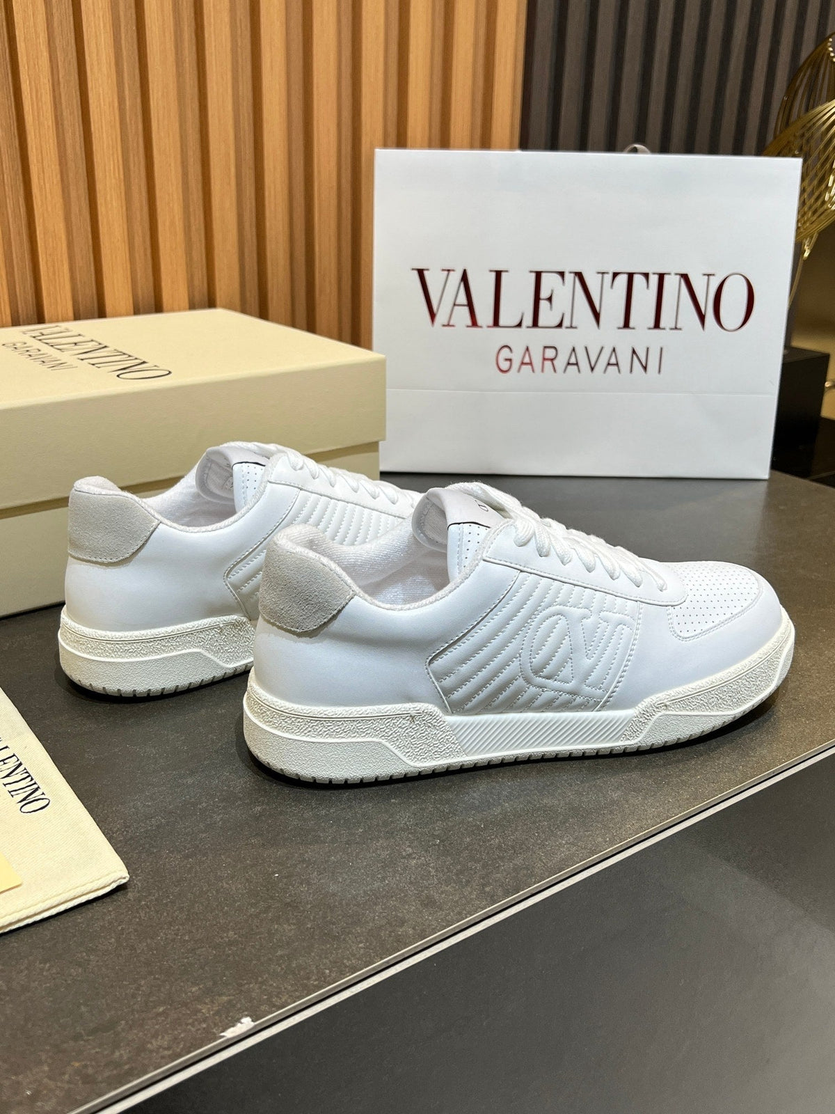 VT 25S Couple Sneakers White Calfskin Suede 563107