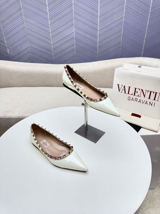 ROCKSTUD FLAT PUMP IN WHITE CALFSKIN