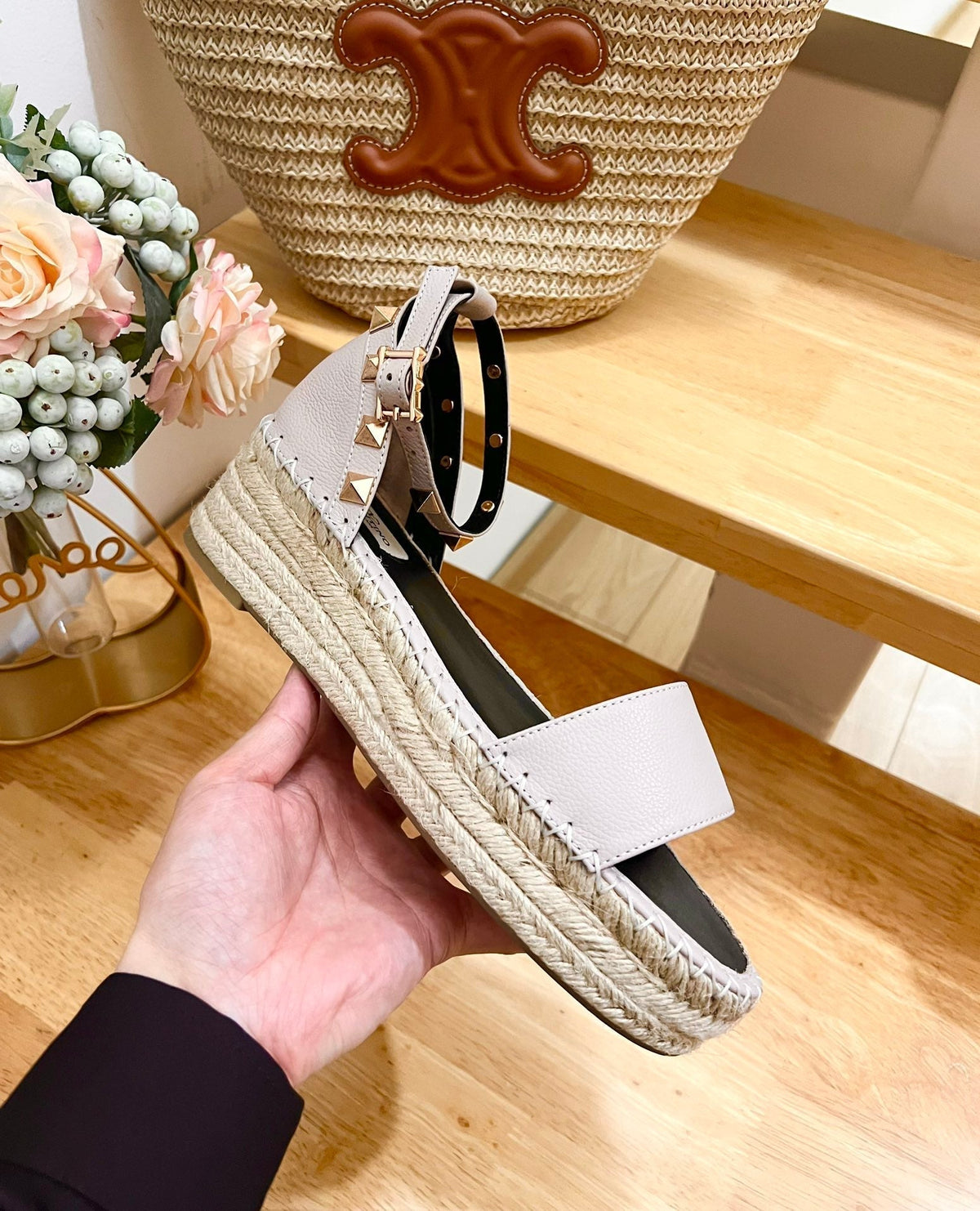 ROCKSTUD FLATFORM SANDAL IN SOFT PINK CALFSKIN