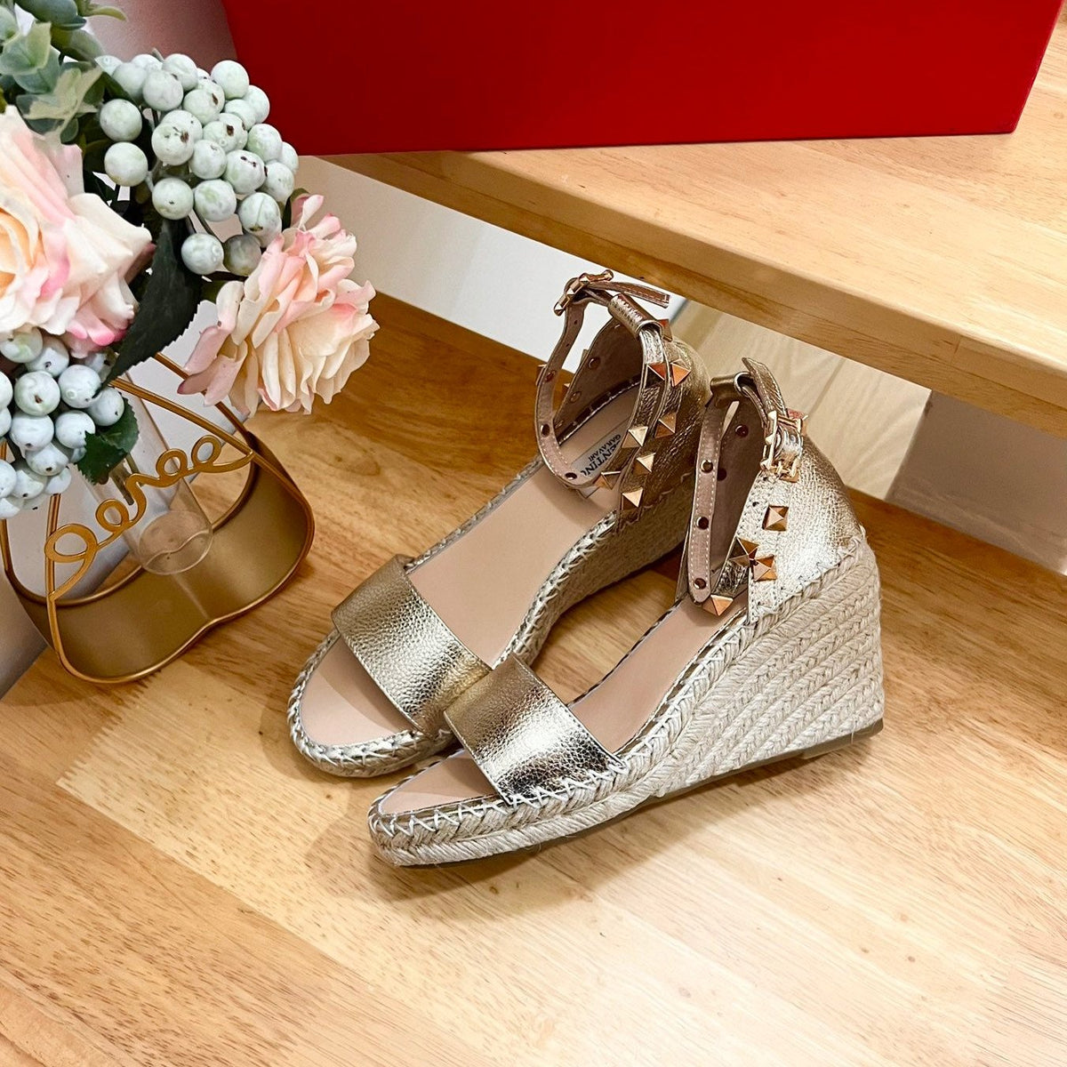 Double Rockstud Grainy Calfskin Wedge Sandal In Light Yellow Metallic Cowhide And Raffia 852839