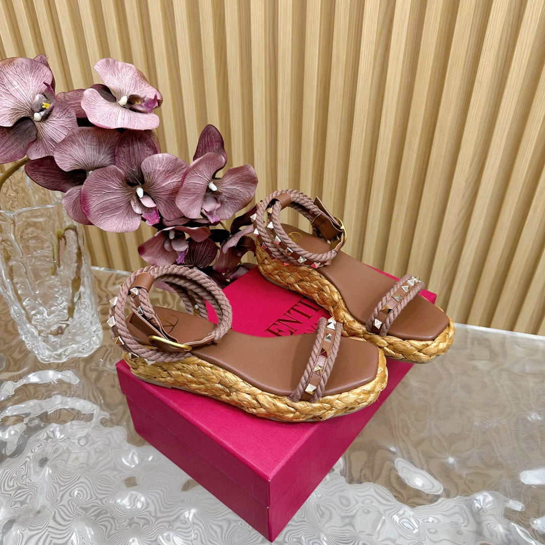 Rockstud Flatform Sandal 45mm In Brown Mix Brownish Pink Calfskin And Raffia 102842