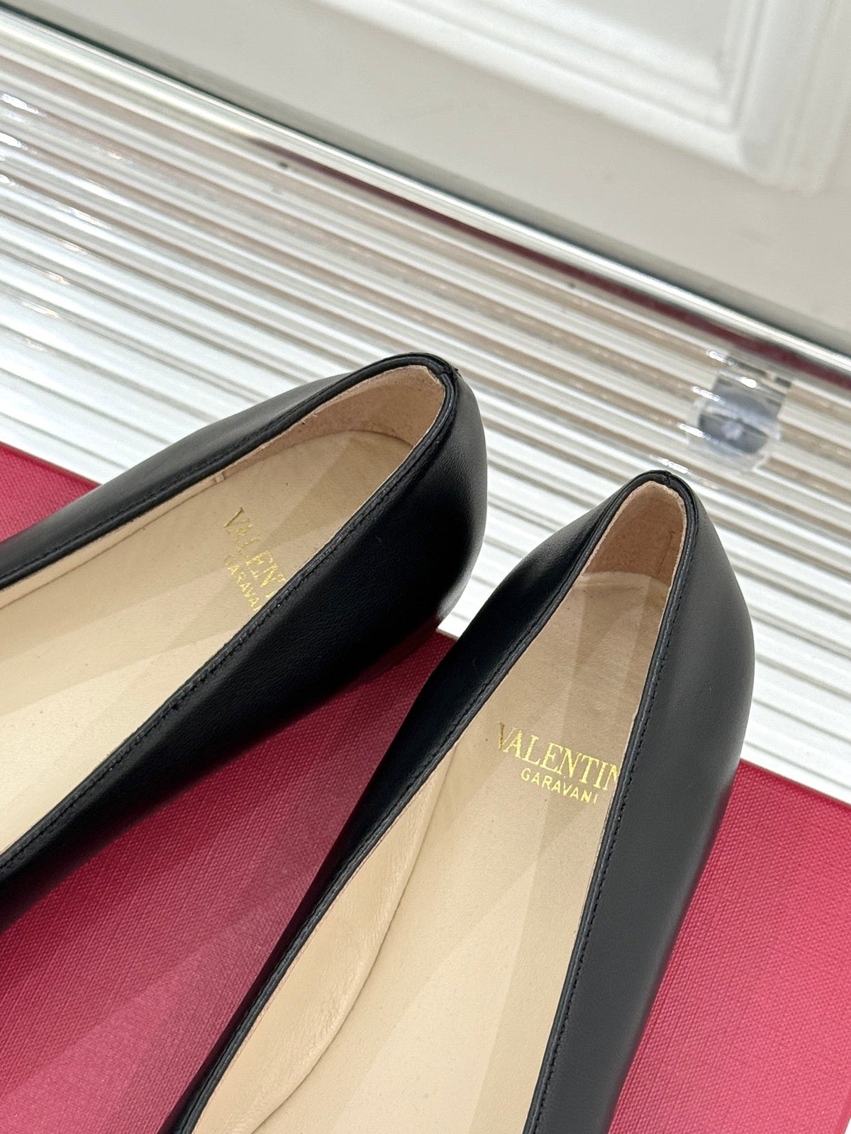 VLogo Signature Ballerina Black Sheepskin 702260