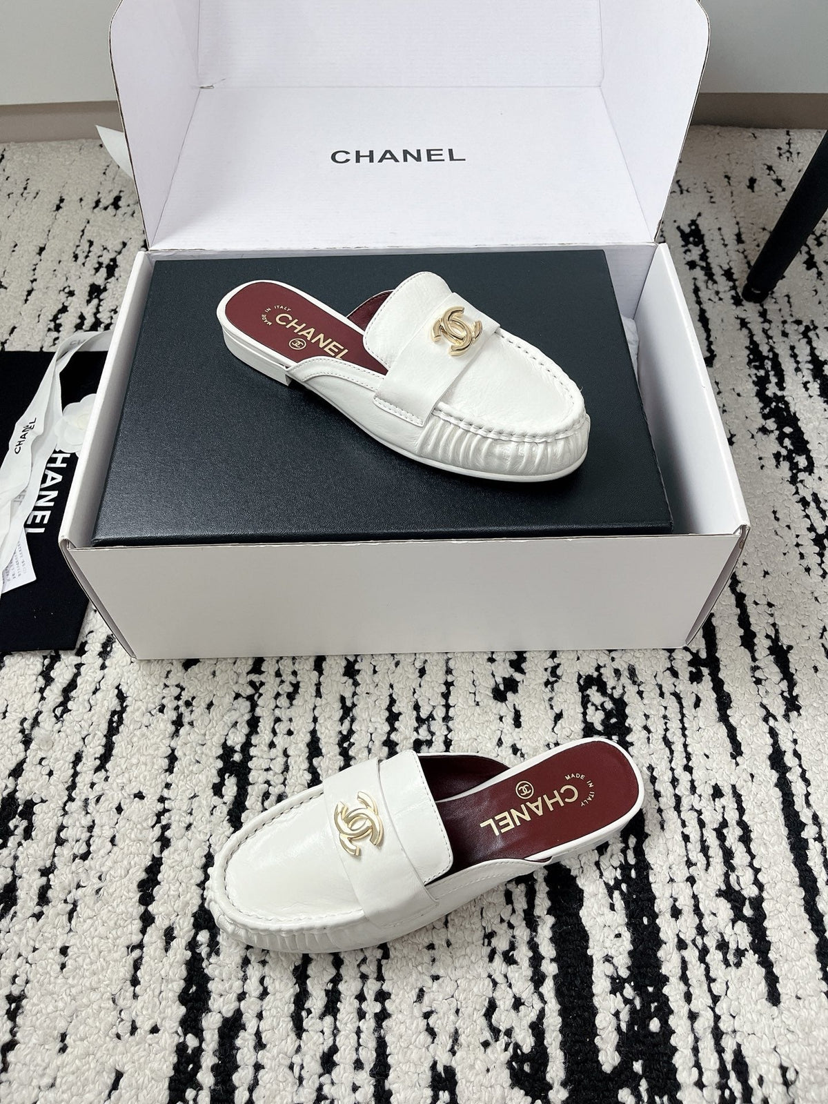 CC 26A Métiers d’art 2026 Mules White Glossy Sheepskin 900758