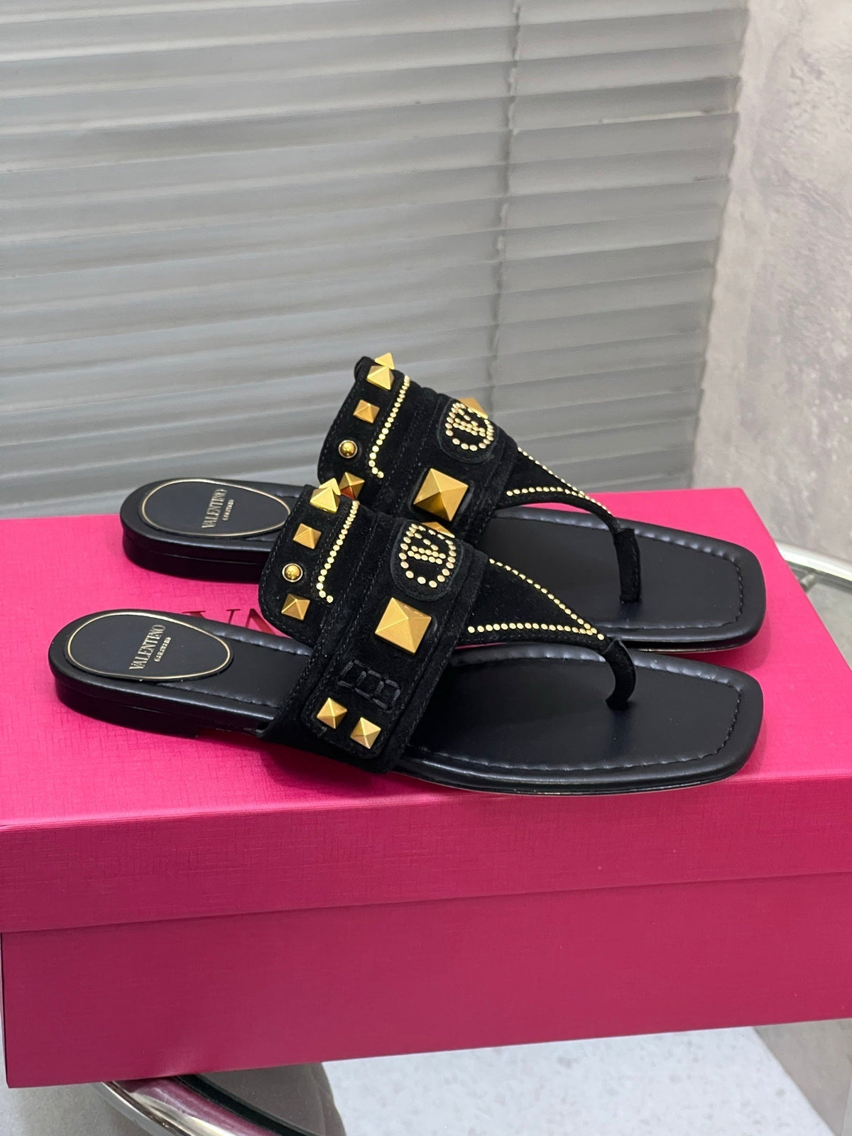 VT Rockstud Thong Sandals Black Suede 334638