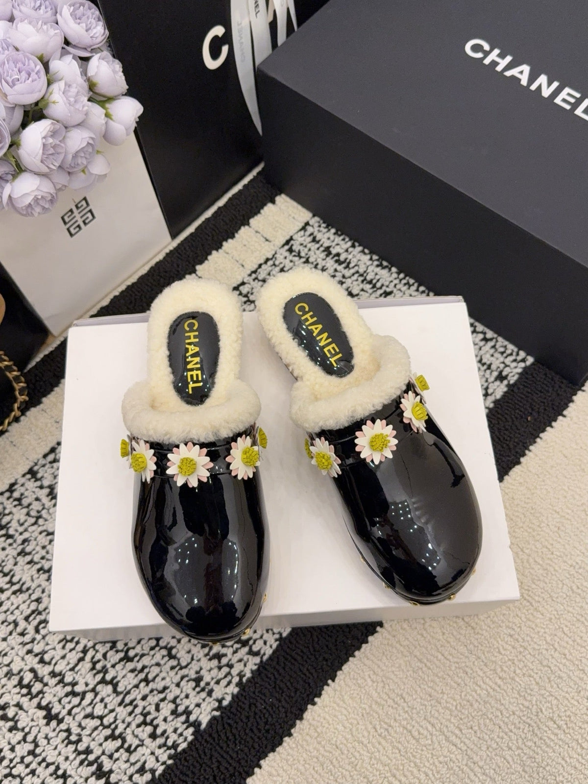 CC 26 Daisy Shearling-lined Slipper Black Patent Leather 588695