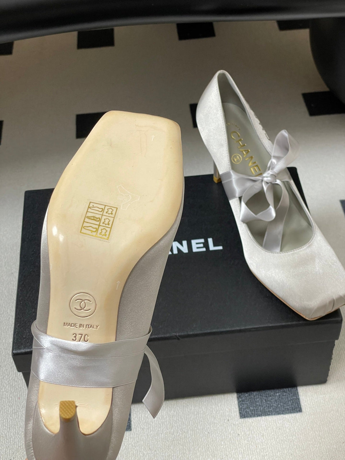 CC 26 Pump Light Gray Satin Silk 593136