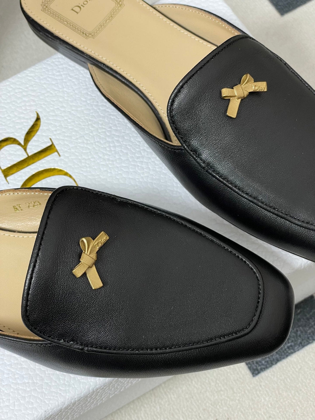 CD 26 Bow Mules Black Beige Cowhide 632597