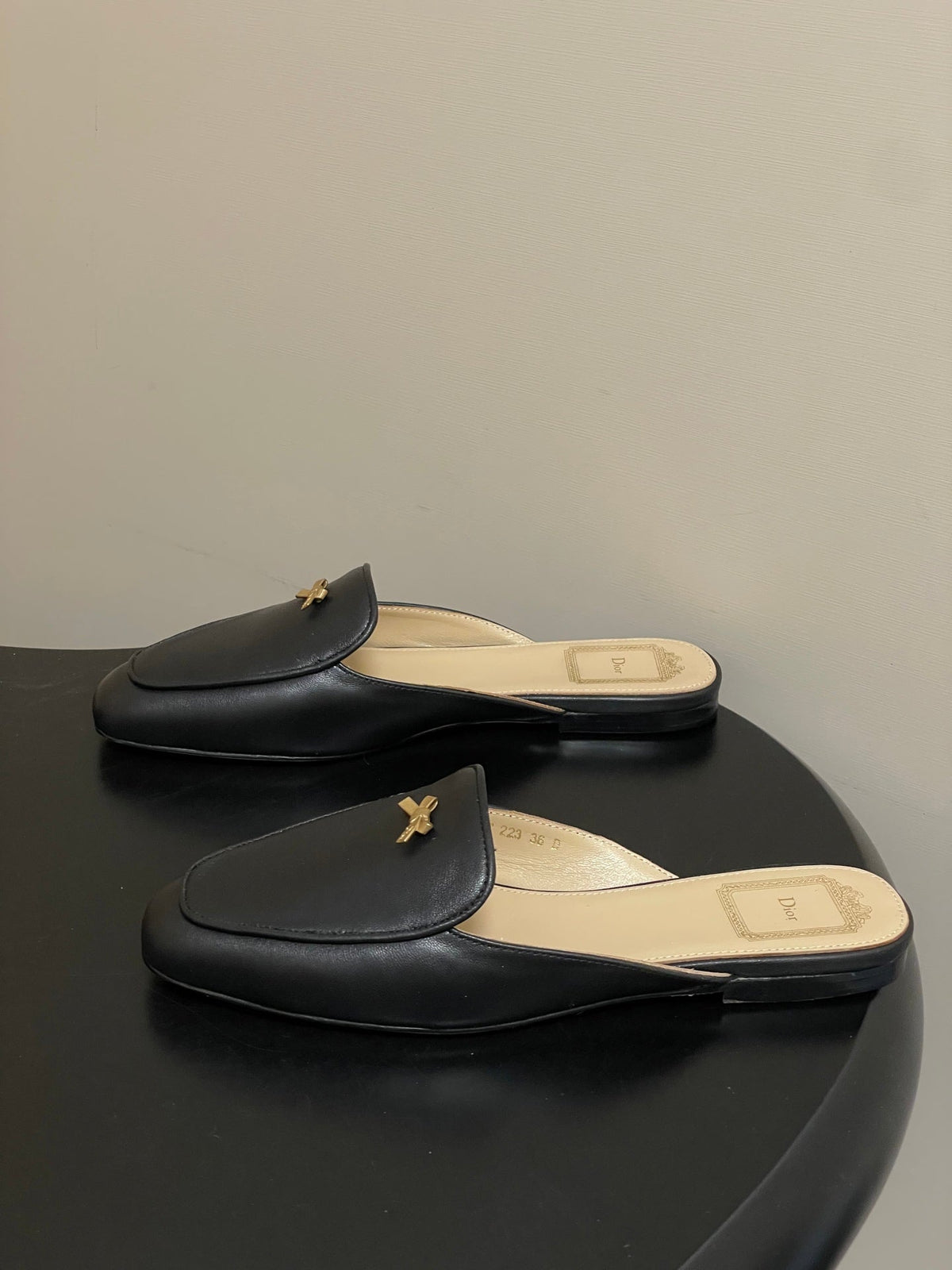 CD 26 Bow Mules Black Beige Cowhide 632597