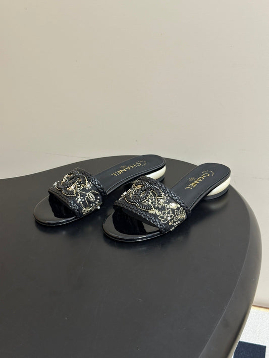 CC 26s Giant Pearl Flat Sandals Black Patent Leather Fabric 933128