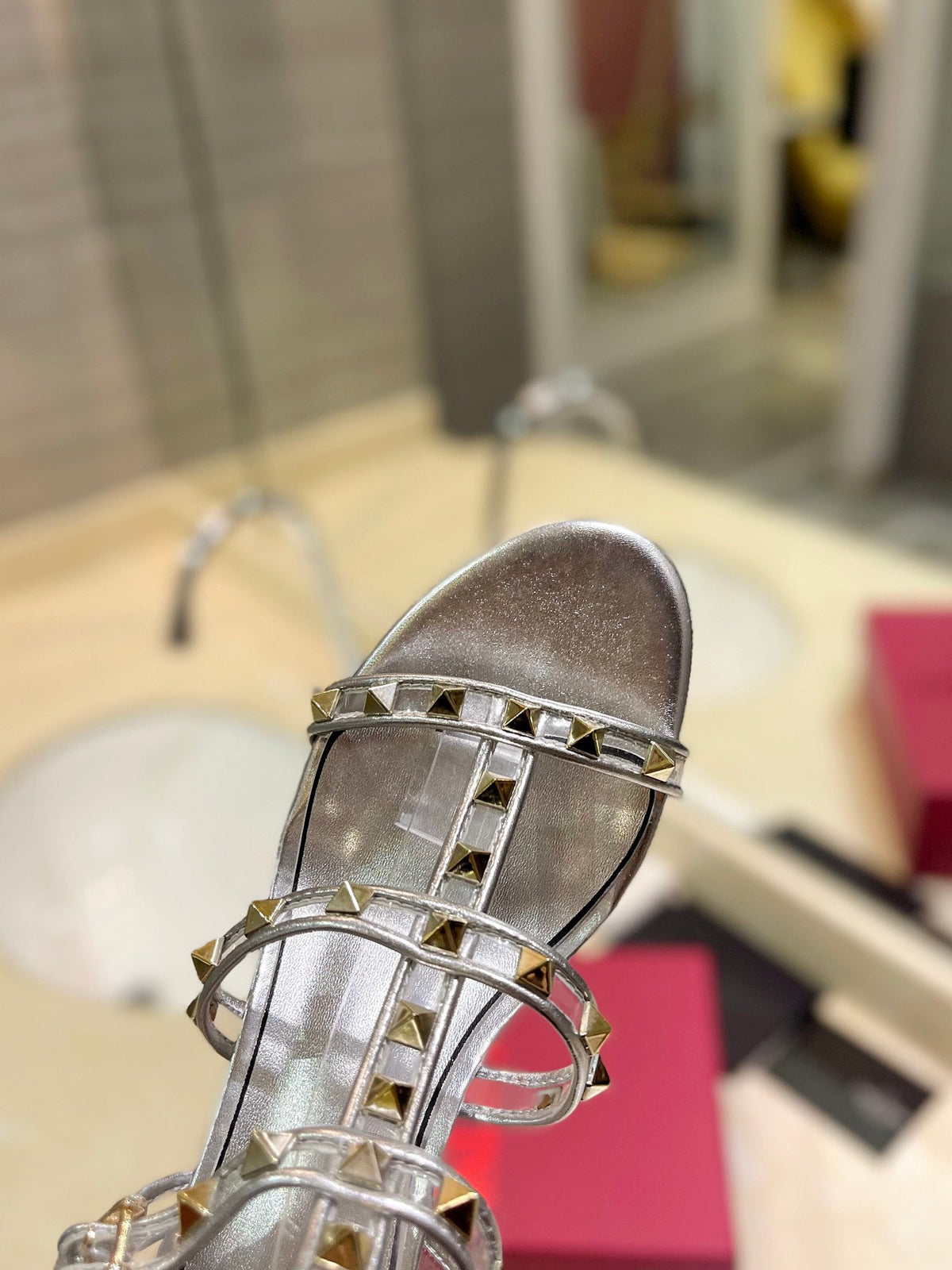 ROCKSTUD SANDAL WITH STRAP IN SILVER CALFSKIN 60 MM