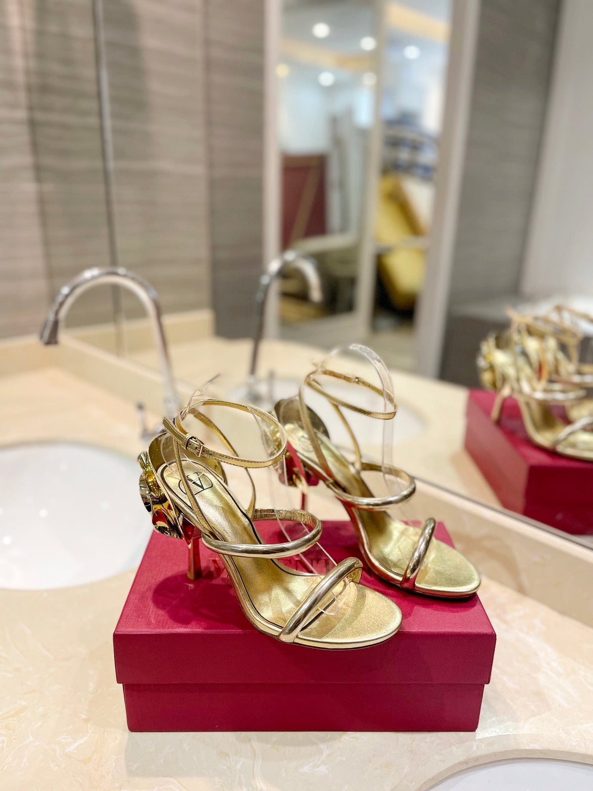 VT 26s Ladycrush Strass Flower Sandals Gold Metallic Leather 985382