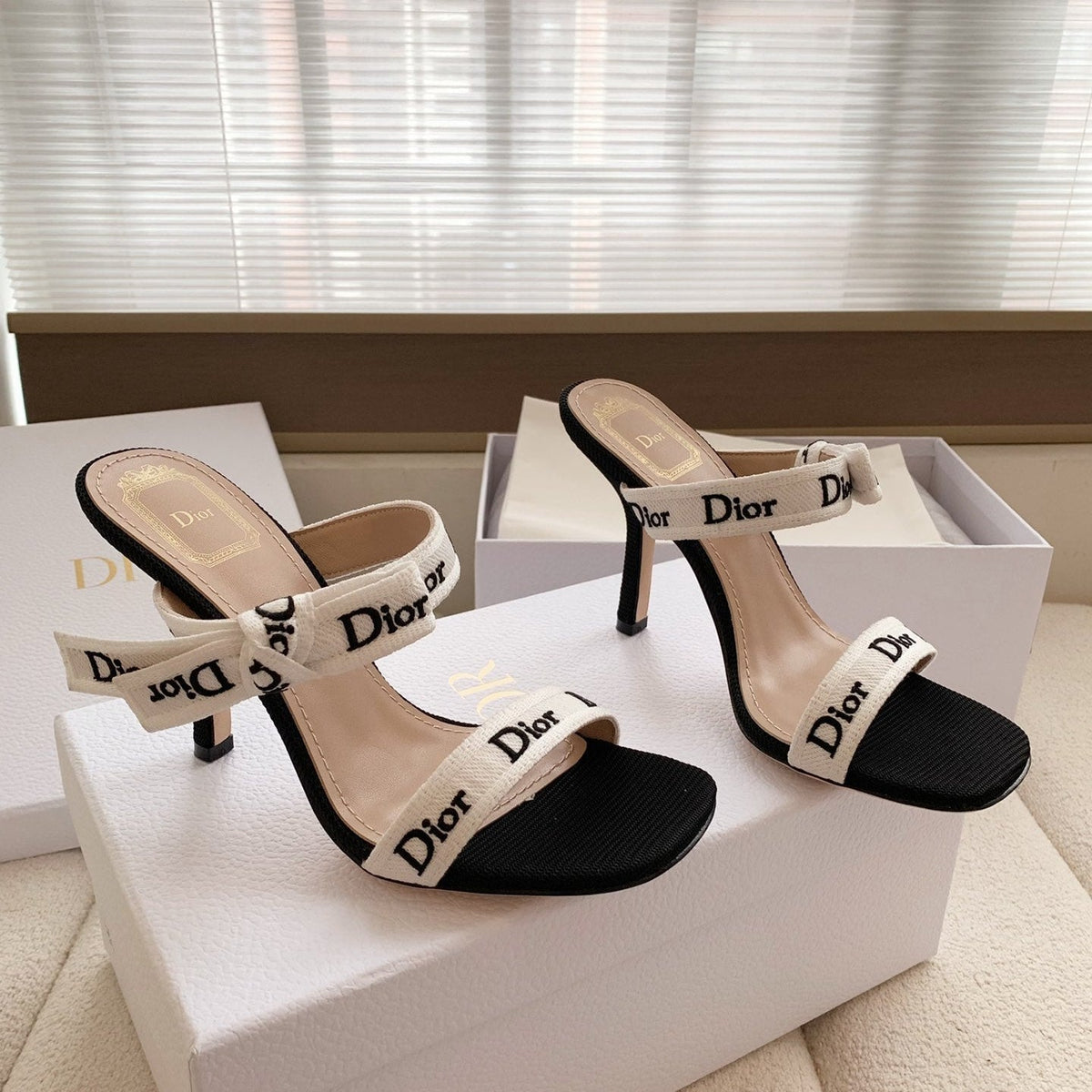 CD 26s High Heel Sandal 100 White Black Canvas Sheepskin 664180