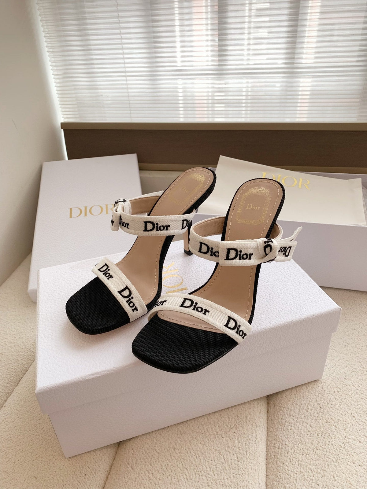 CD 26s High Heel Sandal 100 White Black Canvas Sheepskin 664180