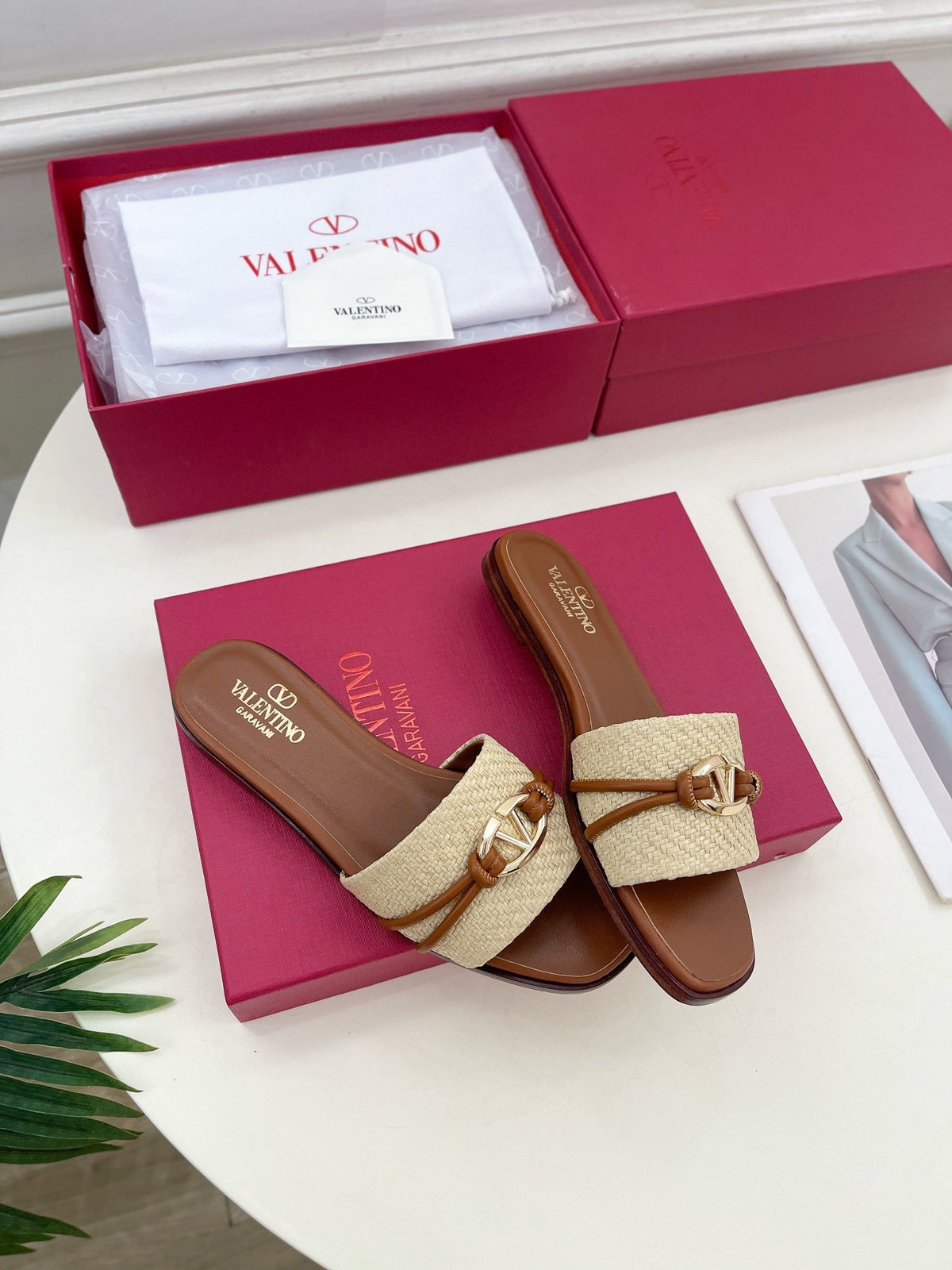 GARAVANI V LOGO SIGNATURE SLIDE IN BEIGE RAFFIA AND BROWN CALFSKIN
