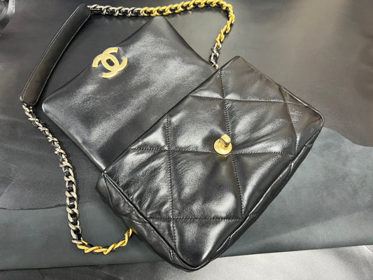 FLAP BAG 26CM GOLD HARDWARE BLACK CALFSKIN