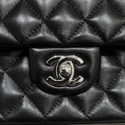 FLAP BAG 25CM HARDWARE BLACK LAMBSKIN