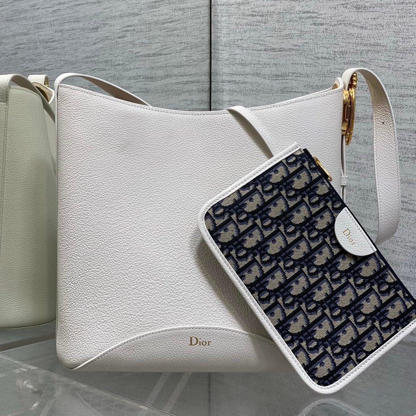 CD Médaillon Bucket Bag 26.5cm White in Cowhide 155528