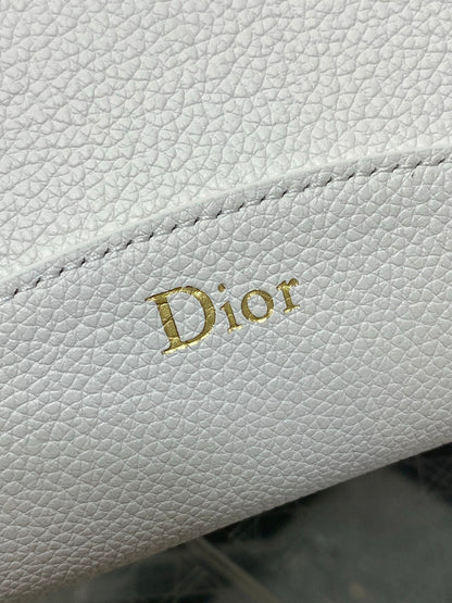 CD Médaillon Bucket Bag 26.5cm White in Cowhide 155528