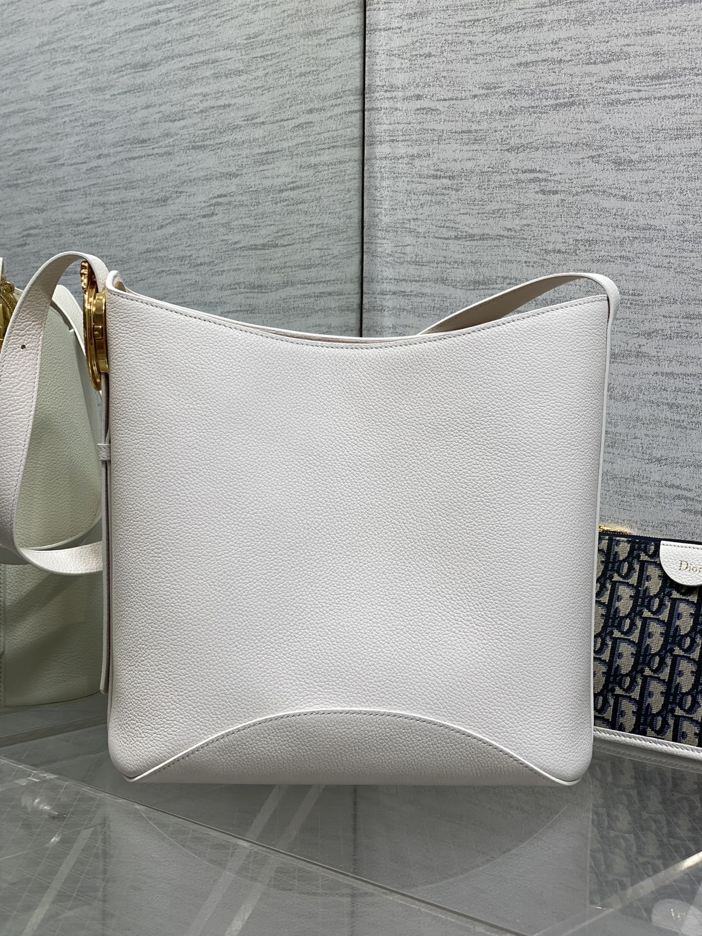 CD Médaillon Bucket Bag 26.5cm White in Cowhide 155528