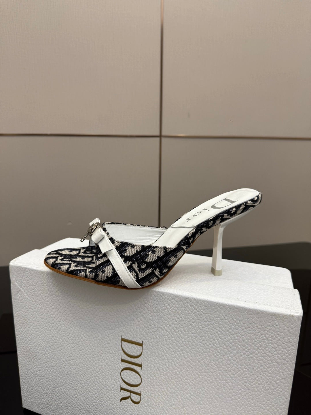 CD 26 Mule Heels 85 White Black in Fabric 803245