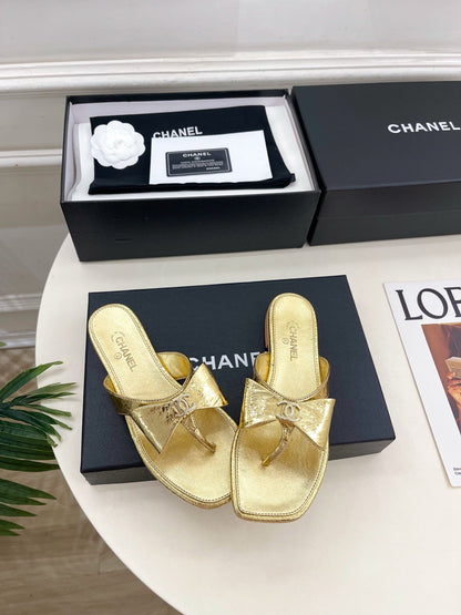 CC Bow Thong Flat Sandals Gold Metallic Leather 891773