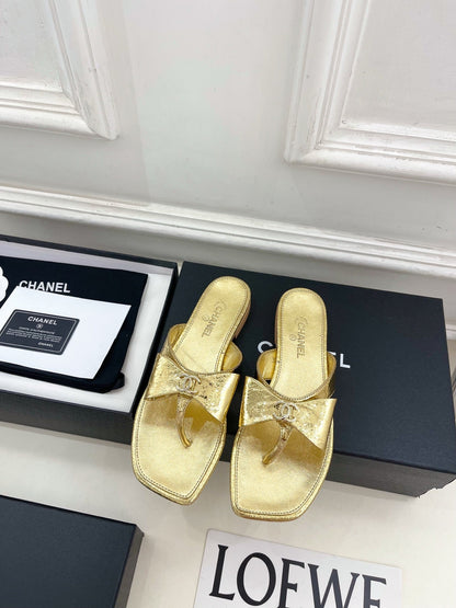 CC Bow Thong Flat Sandals Gold Metallic Leather 891773