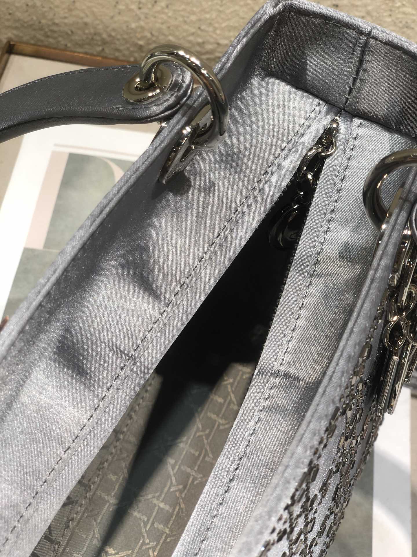 LADY 24 HANDBAG EMBOSSED DIAMOND IN GREY CALFSKIN