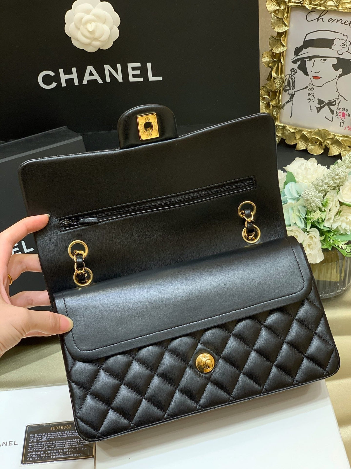 CLASSIC FLAP 25 BLACK LAMBSKIN YELLOW GOLD HARDWARE