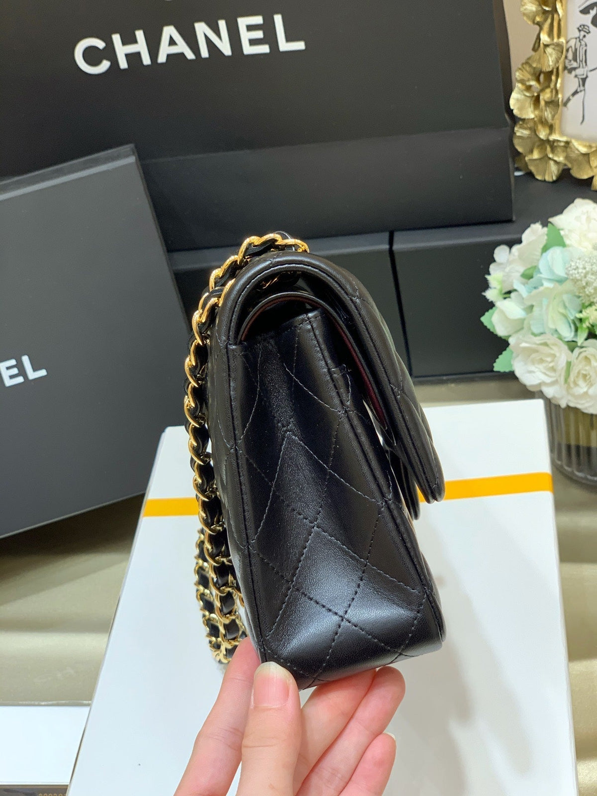 CLASSIC FLAP 25 BLACK LAMBSKIN YELLOW GOLD HARDWARE