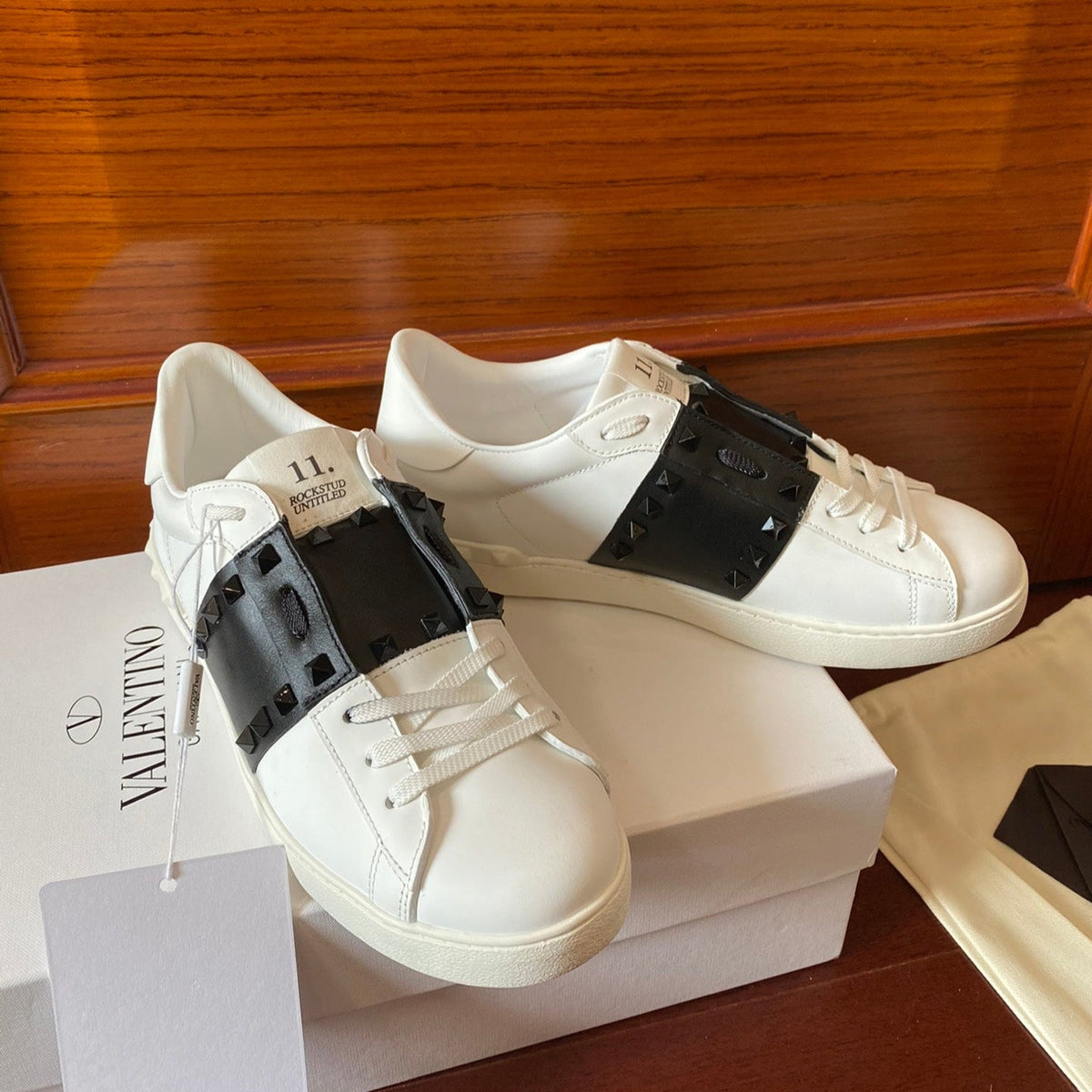 VT Rockstud Sneaker White Black Cowhide 349000