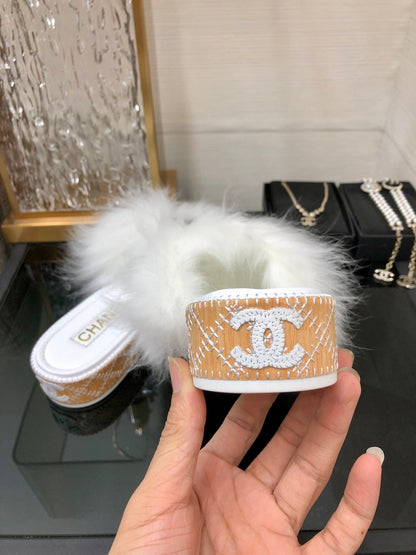 CC 26s Logo Slides White Furry Leather 970162