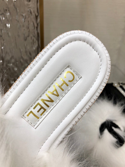 CC 26s Logo Slides White Furry Leather 970162