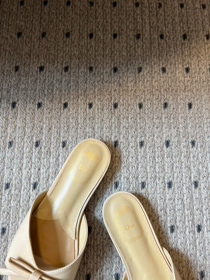 CD 26s Bow Slide Cream Satin 819999