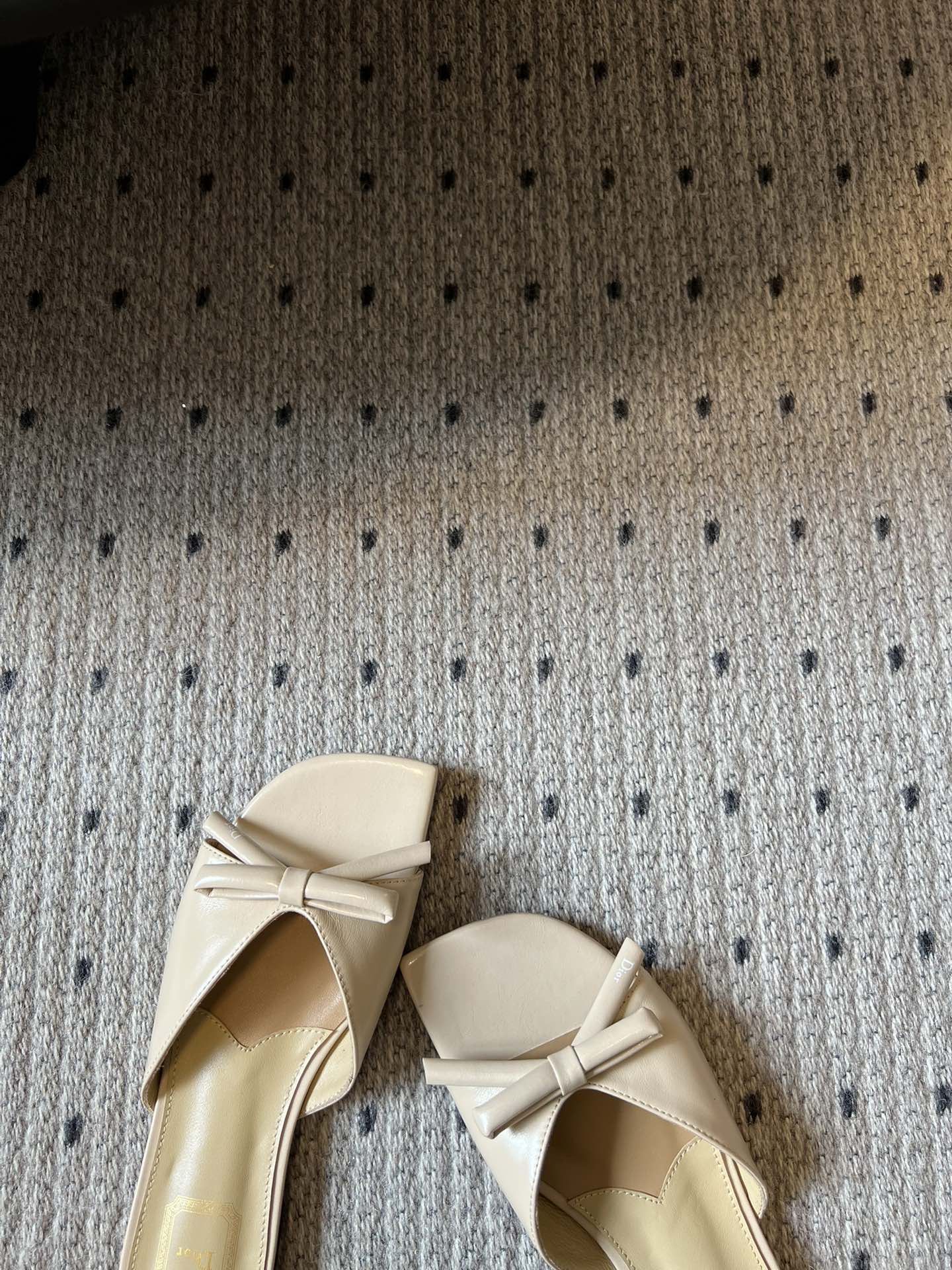 CD 26s Bow Slide Cream Satin 819999