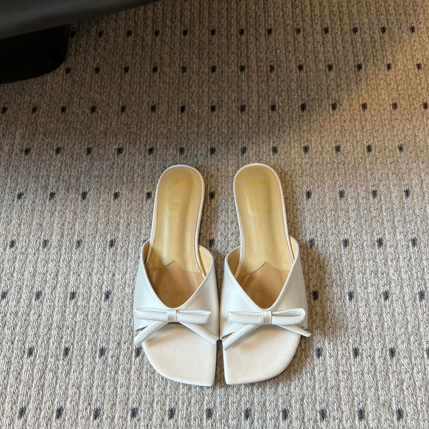 CD 26s Bow Slide White Satin 820003