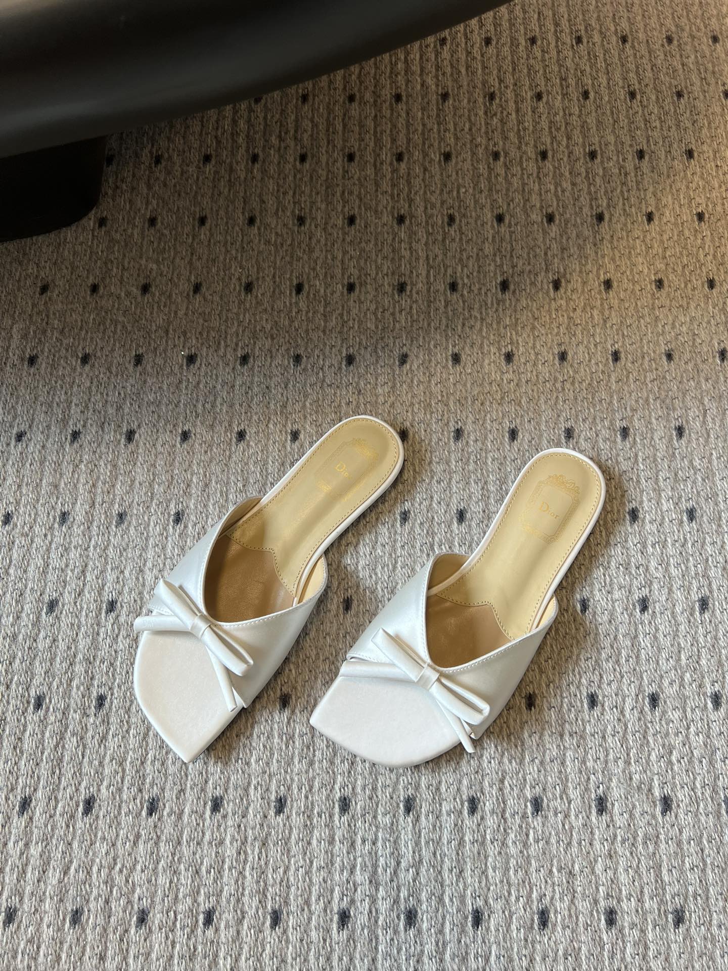 CD 26s Bow Slide White Satin 820003