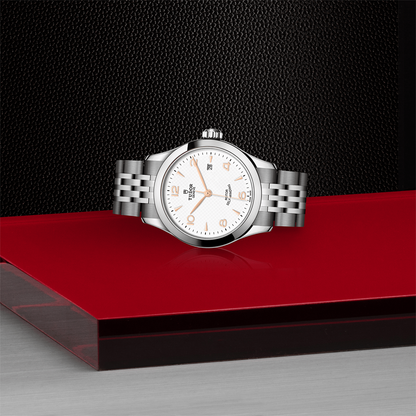 1926 28mm - White on Bracelet