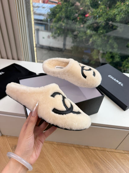 CC 26s Mules White Shearling 967544