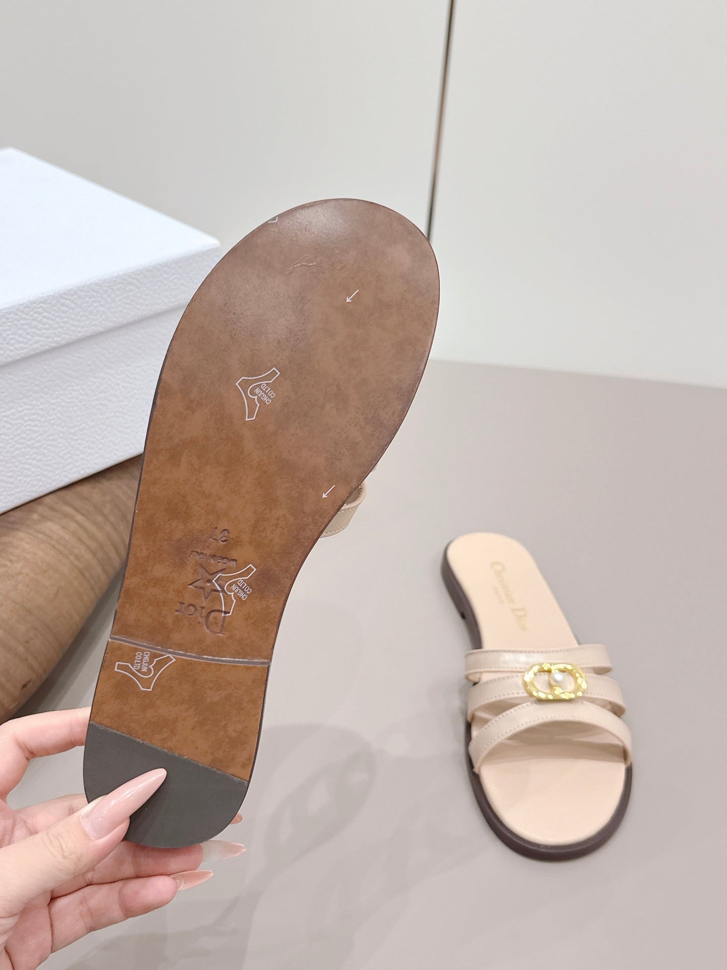 CD 26s 30M Slide Beige Calfskin 738224