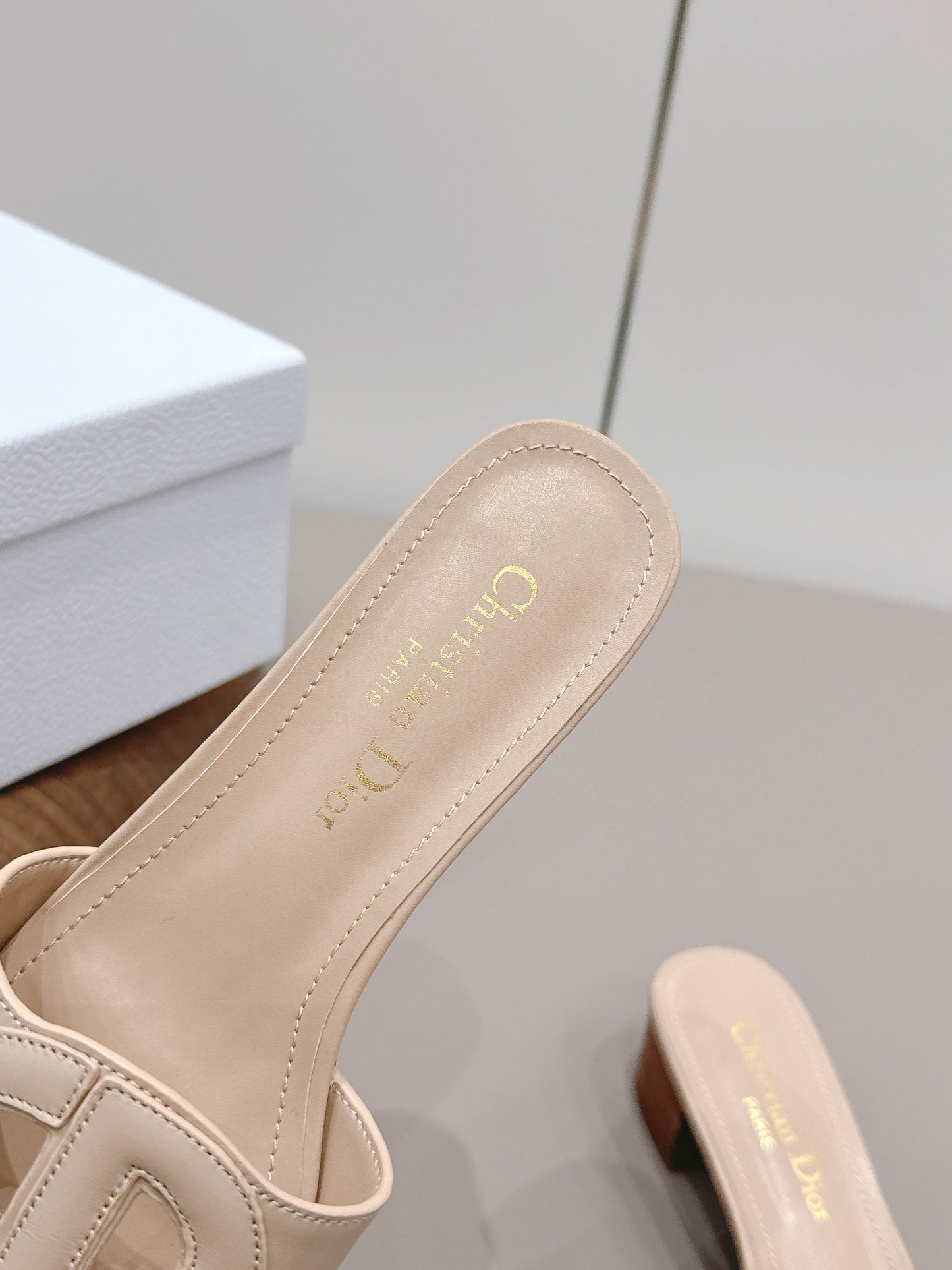 CD 26s Round-Toe Sandals 4.5cm Beige Calfskin 738235