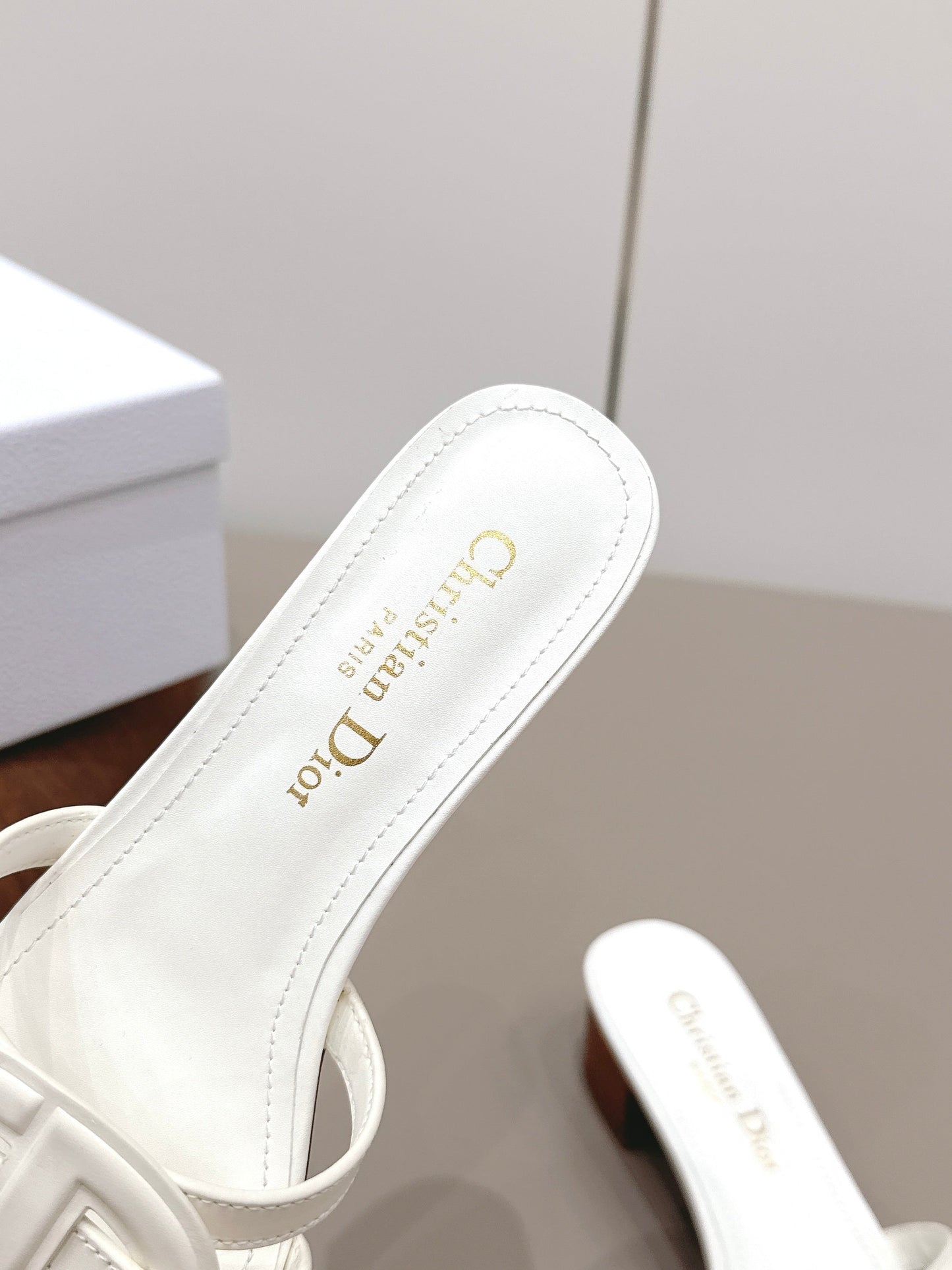 CD 26s D-Club Sandal 4.5cm White Calfskin 738244