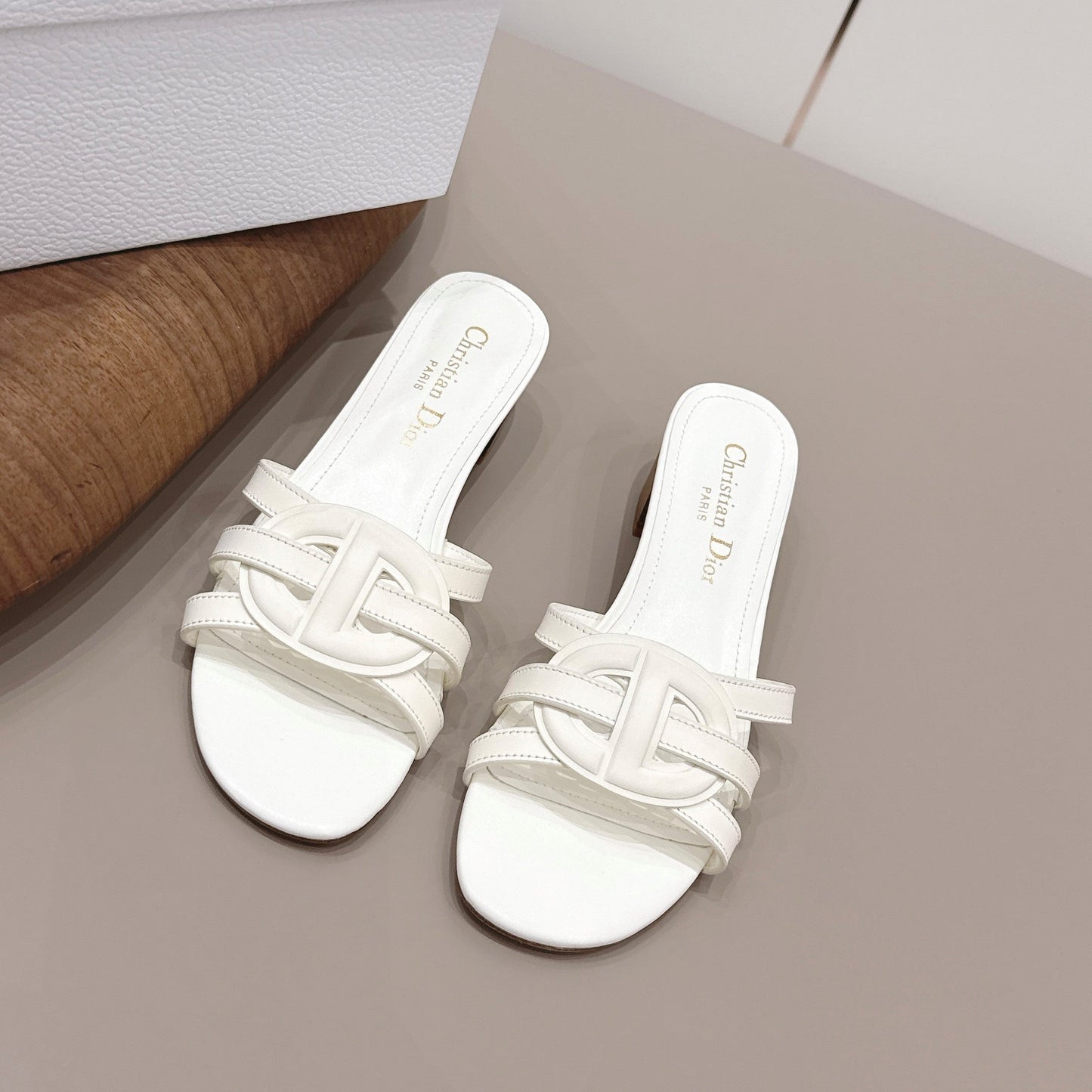 CD 26s D-Club Sandal 4.5cm White Calfskin 738244